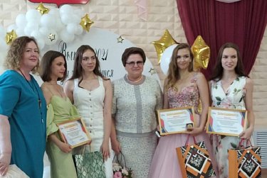 Сорочинск чествует выпускников-медалистов